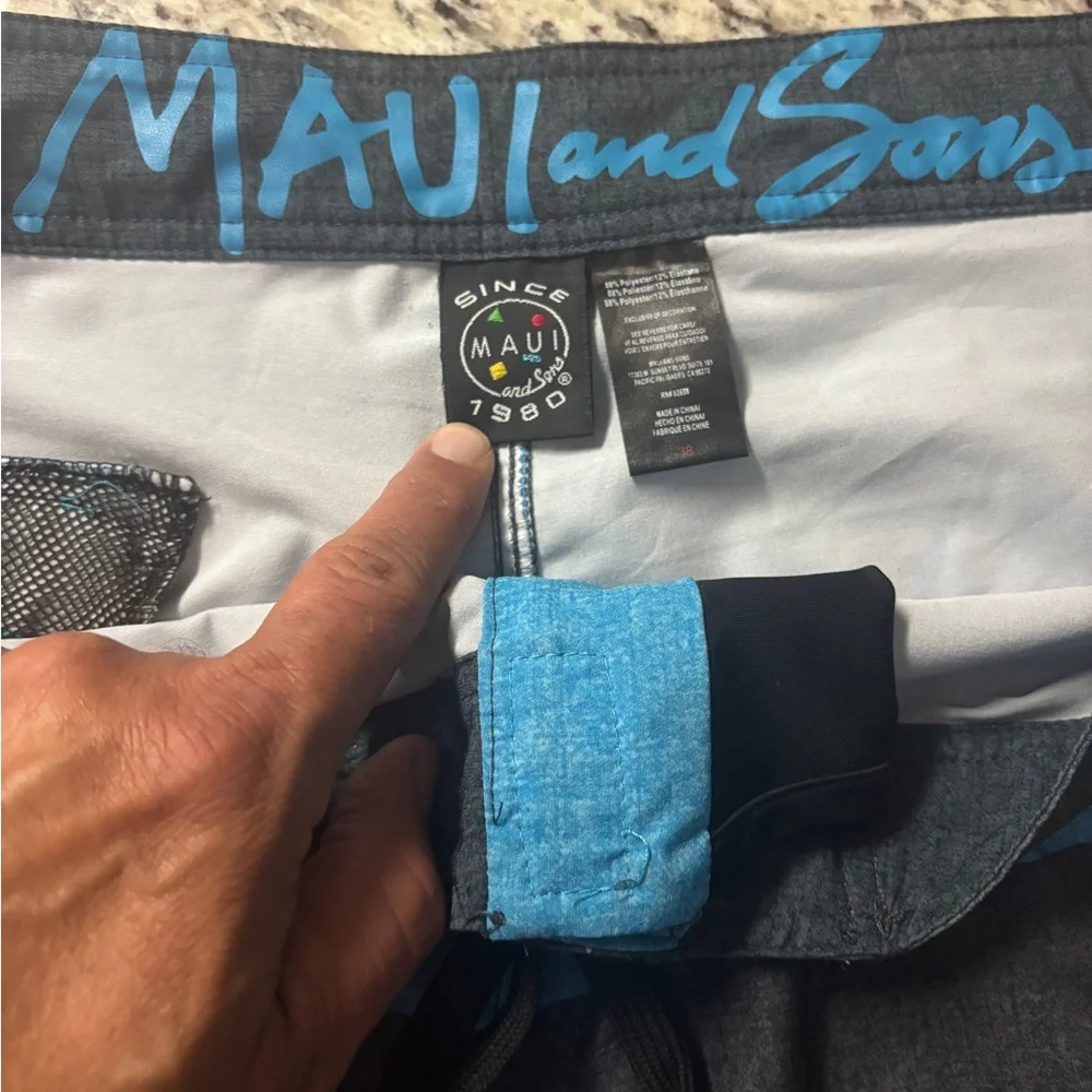 Maui and Sons 4-Way Stretch Shark Board Shorts Mens Size 38 (38x10)